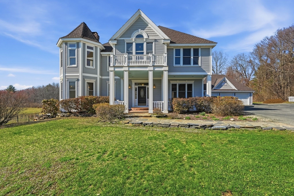 Photo: 365 Middle St, Amherst, MA