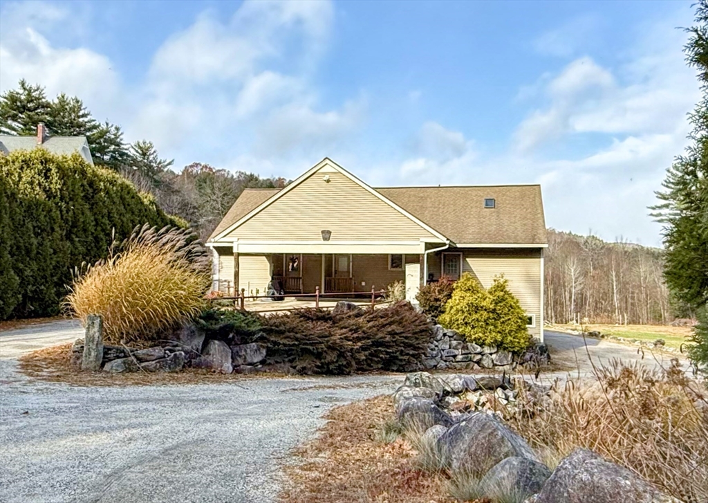 Photo: 17 Mountain St, Williamsburg, MA