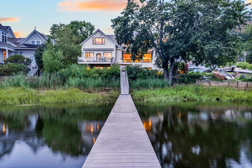 Photo: 445 Main St, Amesbury, MA