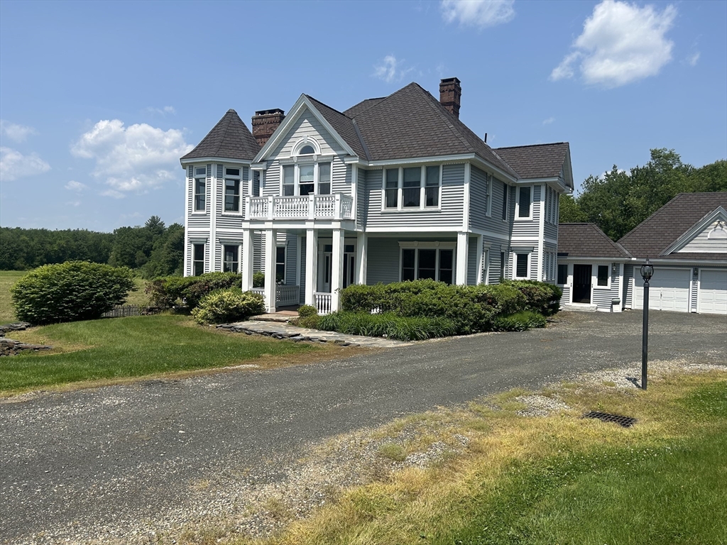 Photo: 365 Middle St, Amherst, MA