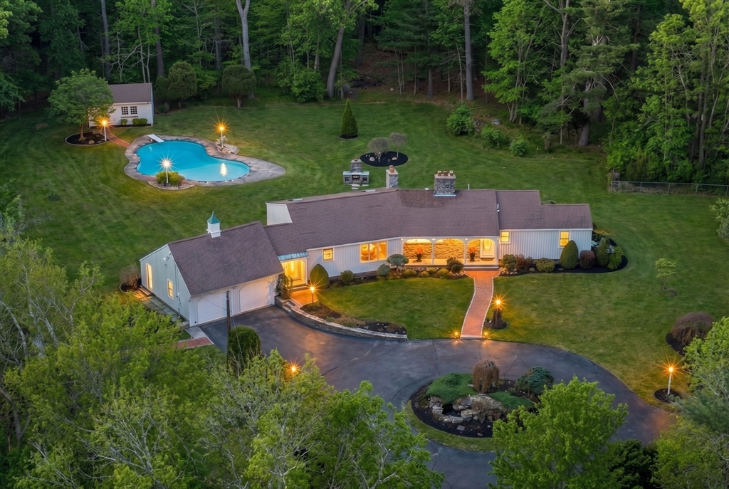 Photo: 15 Lockwood Ln, Topsfield, MA
