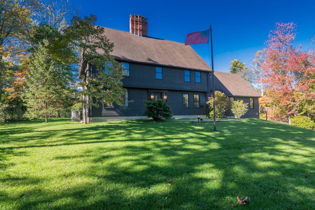 Photo: 10 Sycamore Parc, South Hadley, MA