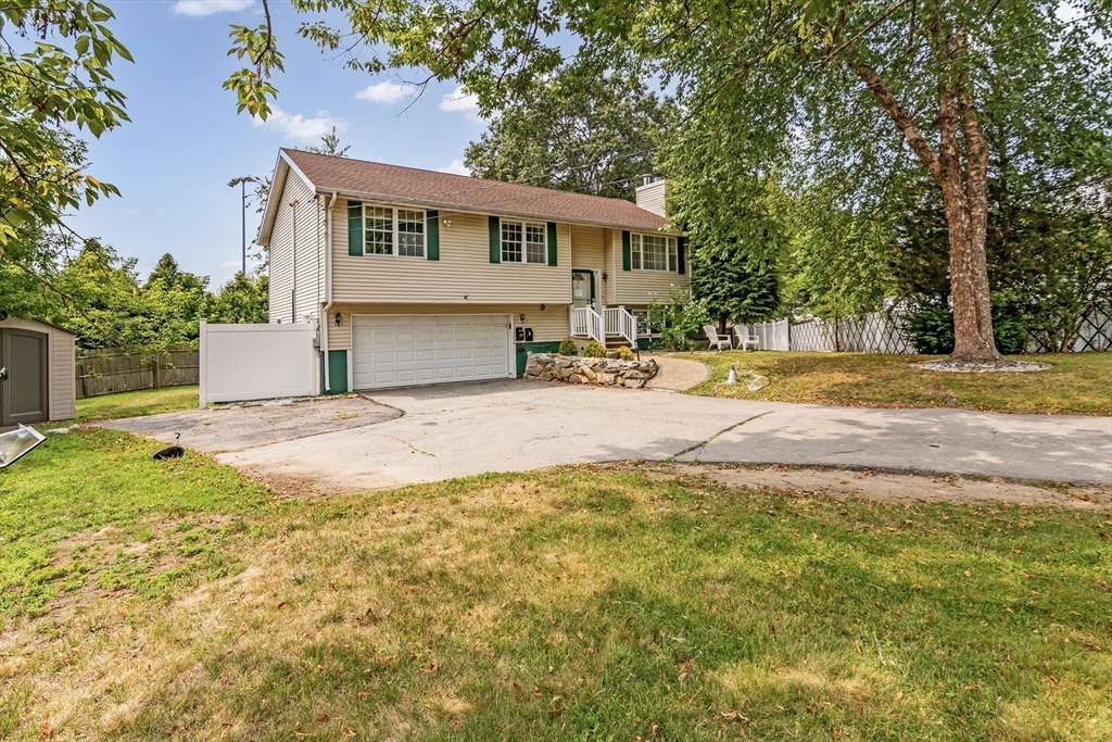 Photo: 156 Mount Vernon St, Lawrence, MA